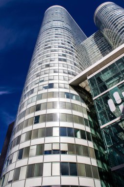 Paris, Fransa - 12 Eylül 2022 La Defense şehri ve mimarisi, Paris 'te yer alan bir iş bölgesi, gökdelenler yamacın merkezindeki ünlü kemeri çevrelediler.