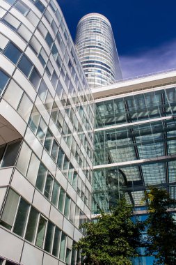 Paris, Fransa - 12 Eylül 2022 La Defense şehri ve mimarisi, Paris 'te yer alan bir iş bölgesi, gökdelenler yamacın merkezindeki ünlü kemeri çevrelediler.