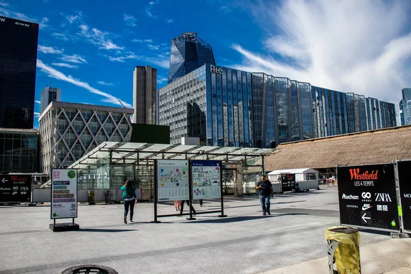 Paris, Fransa - 12 Eylül 2022 La Defense şehri ve mimarisi, Paris 'te yer alan bir iş bölgesi, gökdelenler yamacın merkezindeki ünlü kemeri çevrelediler.