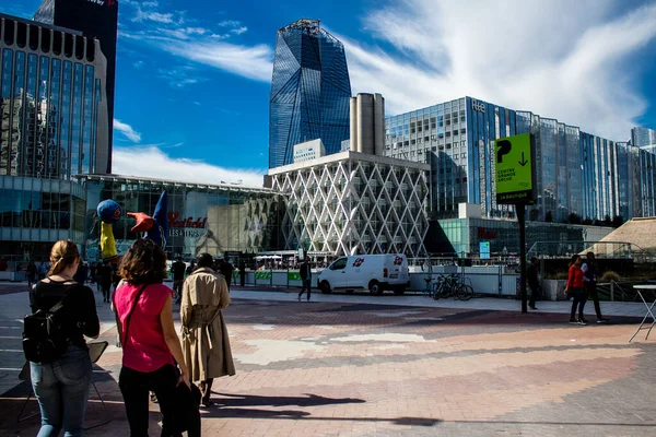 Paris, Fransa - 12 Eylül 2022 La Defense şehri ve mimarisi, Paris 'te yer alan bir iş bölgesi, gökdelenler yamacın merkezindeki ünlü kemeri çevrelediler.