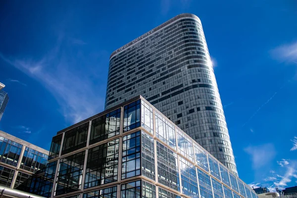 Paris, Fransa - 12 Eylül 2022 La Defense şehri ve mimarisi, Paris 'te yer alan bir iş bölgesi, gökdelenler yamacın merkezindeki ünlü kemeri çevrelediler.