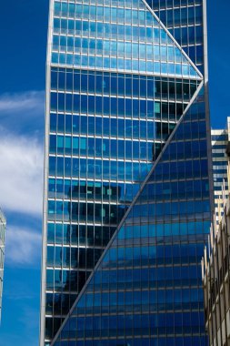 Paris, Fransa - 12 Eylül 2022 La Defense şehri ve mimarisi, Paris 'te yer alan bir iş bölgesi, gökdelenler yamacın merkezindeki ünlü kemeri çevrelediler.