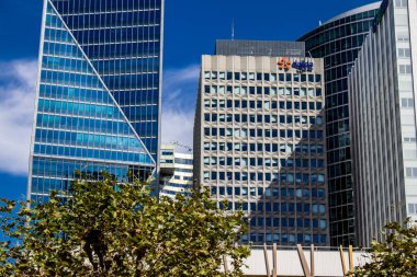 Paris, Fransa - 12 Eylül 2022 La Defense şehri ve mimarisi, Paris 'te yer alan bir iş bölgesi, gökdelenler yamacın merkezindeki ünlü kemeri çevrelediler.