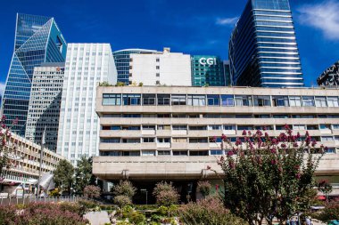 Paris, Fransa - 12 Eylül 2022 La Defense şehri ve mimarisi, Paris 'te yer alan bir iş bölgesi, gökdelenler yamacın merkezindeki ünlü kemeri çevrelediler.