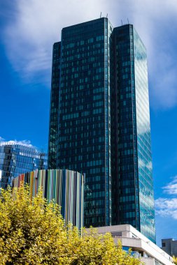 Paris, Fransa - 12 Eylül 2022 La Defense şehri ve mimarisi, Paris 'te yer alan bir iş bölgesi, gökdelenler yamacın merkezindeki ünlü kemeri çevrelediler.