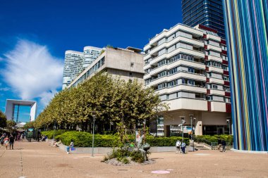 Paris, Fransa - 12 Eylül 2022 La Defense şehri ve mimarisi, Paris 'te yer alan bir iş bölgesi, gökdelenler yamacın merkezindeki ünlü kemeri çevrelediler.