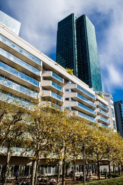 Paris, Fransa - 12 Eylül 2022 La Defense şehri ve mimarisi, Paris 'te yer alan bir iş bölgesi, gökdelenler yamacın merkezindeki ünlü kemeri çevrelediler.
