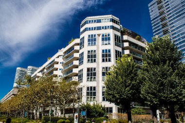 Paris, Fransa - 12 Eylül 2022 La Defense şehri ve mimarisi, Paris 'te yer alan bir iş bölgesi, gökdelenler yamacın merkezindeki ünlü kemeri çevrelediler.