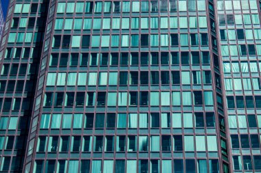 Paris, Fransa - 12 Eylül 2022 La Defense şehri ve mimarisi, Paris 'te yer alan bir iş bölgesi, gökdelenler yamacın merkezindeki ünlü kemeri çevrelediler.