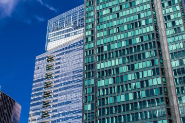 Paris, Fransa - 12 Eylül 2022 La Defense şehri ve mimarisi, Paris 'te yer alan bir iş bölgesi, gökdelenler yamacın merkezindeki ünlü kemeri çevrelediler.