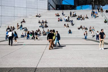 Paris, Fransa - 12 Eylül 2022 Paris ve turistler Paris 'te yer alan La Defense' da geziniyorlar. Gökdelenler, geçitin merkezindeki ünlü kemeri çevrelediler.