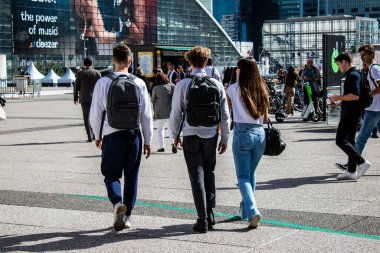 Paris, Fransa - 12 Eylül 2022 Paris ve turistler Paris 'te yer alan La Defense' da geziniyorlar. Gökdelenler, geçitin merkezindeki ünlü kemeri çevrelediler.