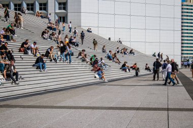 Paris, Fransa - 12 Eylül 2022 Paris ve turistler Paris 'te yer alan La Defense' da geziniyorlar. Gökdelenler, geçitin merkezindeki ünlü kemeri çevrelediler.