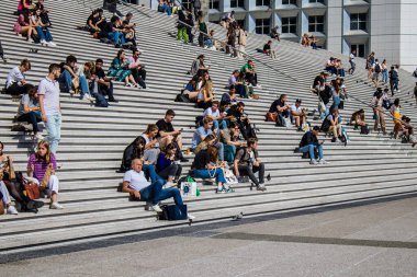 Paris, Fransa - 12 Eylül 2022 Paris ve turistler Paris 'te yer alan La Defense' da geziniyorlar. Gökdelenler, geçitin merkezindeki ünlü kemeri çevrelediler.