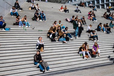 Paris, Fransa - 12 Eylül 2022 Paris ve turistler Paris 'te yer alan La Defense' da geziniyorlar. Gökdelenler, geçitin merkezindeki ünlü kemeri çevrelediler.