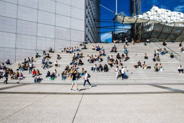 Paris, Fransa - 12 Eylül 2022 Paris ve turistler Paris 'te yer alan La Defense' da geziniyorlar. Gökdelenler, geçitin merkezindeki ünlü kemeri çevrelediler.