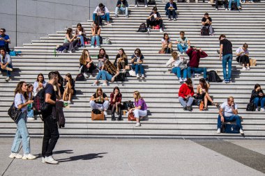 Paris, Fransa - 12 Eylül 2022 Paris ve turistler Paris 'te yer alan La Defense' da geziniyorlar. Gökdelenler, geçitin merkezindeki ünlü kemeri çevrelediler.