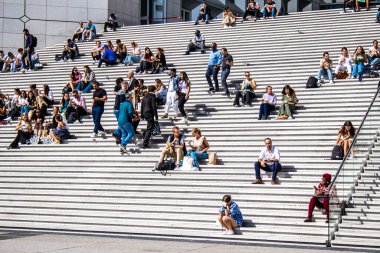 Paris, Fransa - 12 Eylül 2022 Paris ve turistler Paris 'te yer alan La Defense' da geziniyorlar. Gökdelenler, geçitin merkezindeki ünlü kemeri çevrelediler.