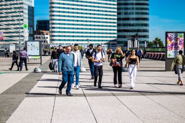 Paris, Fransa - 12 Eylül 2022 Paris ve turistler Paris 'te yer alan La Defense' da geziniyorlar. Gökdelenler, geçitin merkezindeki ünlü kemeri çevrelediler.