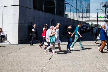 Paris, Fransa - 12 Eylül 2022 Paris ve turistler Paris 'te yer alan La Defense' da geziniyorlar. Gökdelenler, geçitin merkezindeki ünlü kemeri çevrelediler.