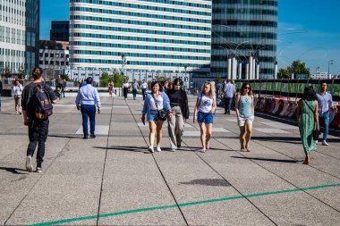 Paris, Fransa - 12 Eylül 2022 Paris ve turistler Paris 'te yer alan La Defense' da geziniyorlar. Gökdelenler, geçitin merkezindeki ünlü kemeri çevrelediler.