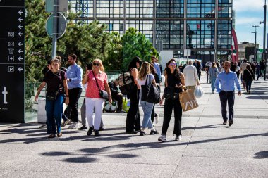 Paris, Fransa - 12 Eylül 2022 Paris ve turistler Paris 'te yer alan La Defense' da geziniyorlar. Gökdelenler, geçitin merkezindeki ünlü kemeri çevrelediler.