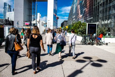 Paris, Fransa - 12 Eylül 2022 Paris ve turistler Paris 'te yer alan La Defense' da geziniyorlar. Gökdelenler, geçitin merkezindeki ünlü kemeri çevrelediler.