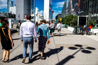 Paris, Fransa - 12 Eylül 2022 Paris ve turistler Paris 'te yer alan La Defense' da geziniyorlar. Gökdelenler, geçitin merkezindeki ünlü kemeri çevrelediler.