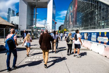 Paris, Fransa - 12 Eylül 2022 Paris ve turistler Paris 'te yer alan La Defense' da geziniyorlar. Gökdelenler, geçitin merkezindeki ünlü kemeri çevrelediler.