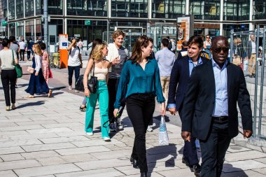 Paris, Fransa - 12 Eylül 2022 Paris ve turistler Paris 'te yer alan La Defense' da geziniyorlar. Gökdelenler, geçitin merkezindeki ünlü kemeri çevrelediler.