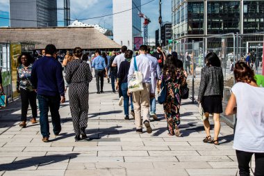 Paris, Fransa - 12 Eylül 2022 Paris ve turistler Paris 'te yer alan La Defense' da geziniyorlar. Gökdelenler, geçitin merkezindeki ünlü kemeri çevrelediler.