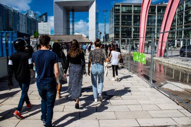 Paris, Fransa - 12 Eylül 2022 Paris ve turistler Paris 'te yer alan La Defense' da geziniyorlar. Gökdelenler, geçitin merkezindeki ünlü kemeri çevrelediler.
