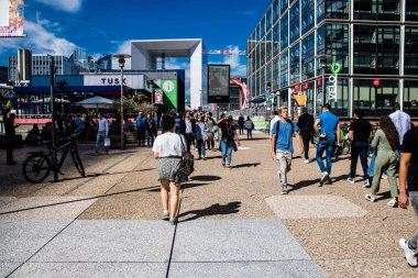 Paris, Fransa - 12 Eylül 2022 Paris ve turistler Paris 'te yer alan La Defense' da geziniyorlar. Gökdelenler, geçitin merkezindeki ünlü kemeri çevrelediler.