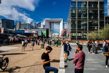 Paris, Fransa - 12 Eylül 2022 Paris ve turistler Paris 'te yer alan La Defense' da geziniyorlar. Gökdelenler, geçitin merkezindeki ünlü kemeri çevrelediler.