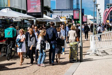 Paris, Fransa - 12 Eylül 2022 Paris ve turistler Paris 'te yer alan La Defense' da geziniyorlar. Gökdelenler, geçitin merkezindeki ünlü kemeri çevrelediler.