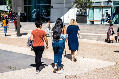 Paris, Fransa - 12 Eylül 2022 Paris ve turistler Paris 'te yer alan La Defense' da geziniyorlar. Gökdelenler, geçitin merkezindeki ünlü kemeri çevrelediler.
