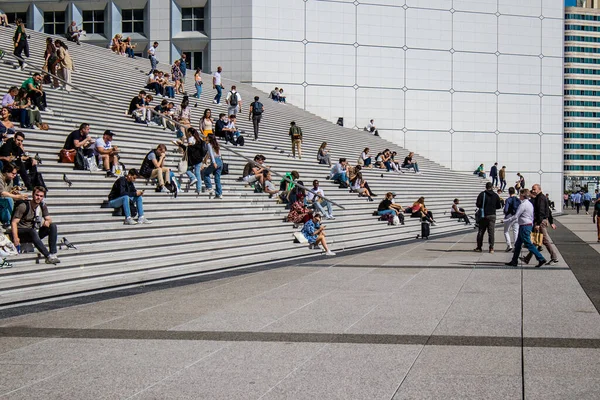 Paris, Fransa - 12 Eylül 2022 Paris ve turistler Paris 'te yer alan La Defense' da geziniyorlar. Gökdelenler, geçitin merkezindeki ünlü kemeri çevrelediler.