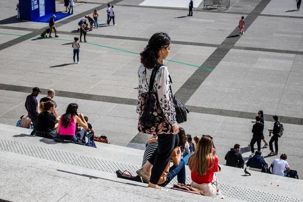 Paris France September 2022 Parisians Tourists Strolling Defense Business District — Stock Photo, Image