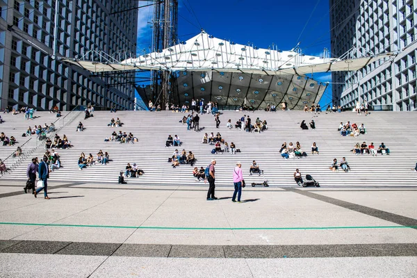 Paris, Fransa - 12 Eylül 2022 Paris ve turistler Paris 'te yer alan La Defense' da geziniyorlar. Gökdelenler, geçitin merkezindeki ünlü kemeri çevrelediler.