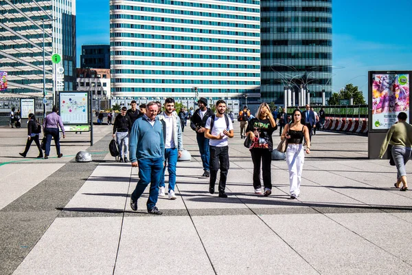 Paris France September 2022 Parisians Tourists Strolling Defense Business District — Stock Photo, Image