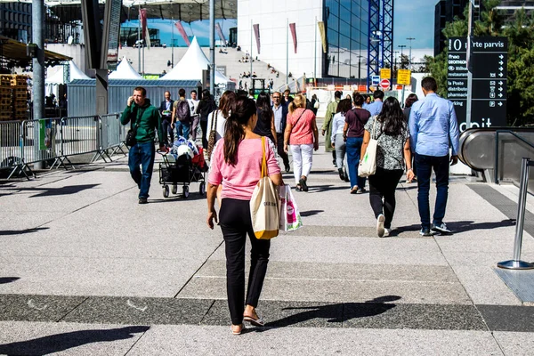 Paris France September 2022 Parisians Tourists Strolling Defense Business District — Stock Photo, Image