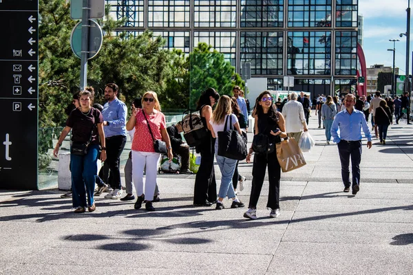 Paris France September 2022 Parisians Tourists Strolling Defense Business District — Stock Photo, Image