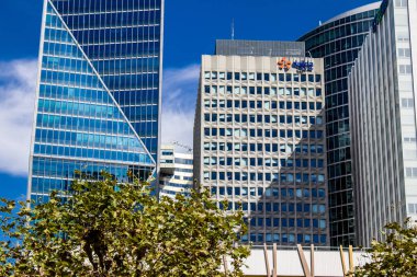 Paris, Fransa - 12 Eylül 2022 La Defense şehri ve mimarisi, Paris 'te yer alan bir iş bölgesi, gökdelenler yamacın merkezindeki ünlü kemeri çevrelediler.