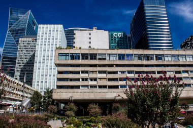 Paris, Fransa - 12 Eylül 2022 La Defense şehri ve mimarisi, Paris 'te yer alan bir iş bölgesi, gökdelenler yamacın merkezindeki ünlü kemeri çevrelediler.