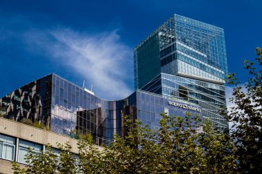 Paris, Fransa - 12 Eylül 2022 La Defense şehri ve mimarisi, Paris 'te yer alan bir iş bölgesi, gökdelenler yamacın merkezindeki ünlü kemeri çevrelediler.