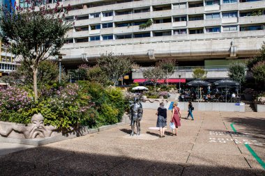 Paris, Fransa - 12 Eylül 2022 La Defense şehri ve mimarisi, Paris 'te yer alan bir iş bölgesi, gökdelenler yamacın merkezindeki ünlü kemeri çevrelediler.