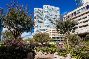 Paris, Fransa - 12 Eylül 2022 La Defense şehri ve mimarisi, Paris 'te yer alan bir iş bölgesi, gökdelenler yamacın merkezindeki ünlü kemeri çevrelediler.