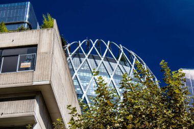 Paris, Fransa - 12 Eylül 2022 La Defense şehri ve mimarisi, Paris 'te yer alan bir iş bölgesi, gökdelenler yamacın merkezindeki ünlü kemeri çevrelediler.