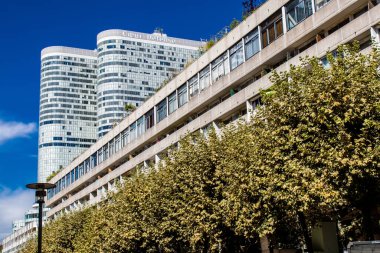 Paris, Fransa - 12 Eylül 2022 La Defense şehri ve mimarisi, Paris 'te yer alan bir iş bölgesi, gökdelenler yamacın merkezindeki ünlü kemeri çevrelediler.