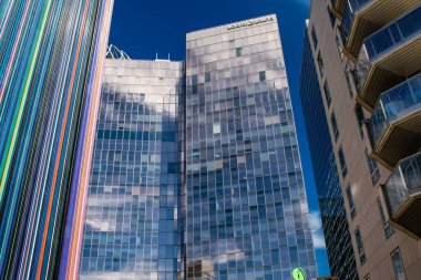 Paris, Fransa - 12 Eylül 2022 La Defense şehri ve mimarisi, Paris 'te yer alan bir iş bölgesi, gökdelenler yamacın merkezindeki ünlü kemeri çevrelediler.